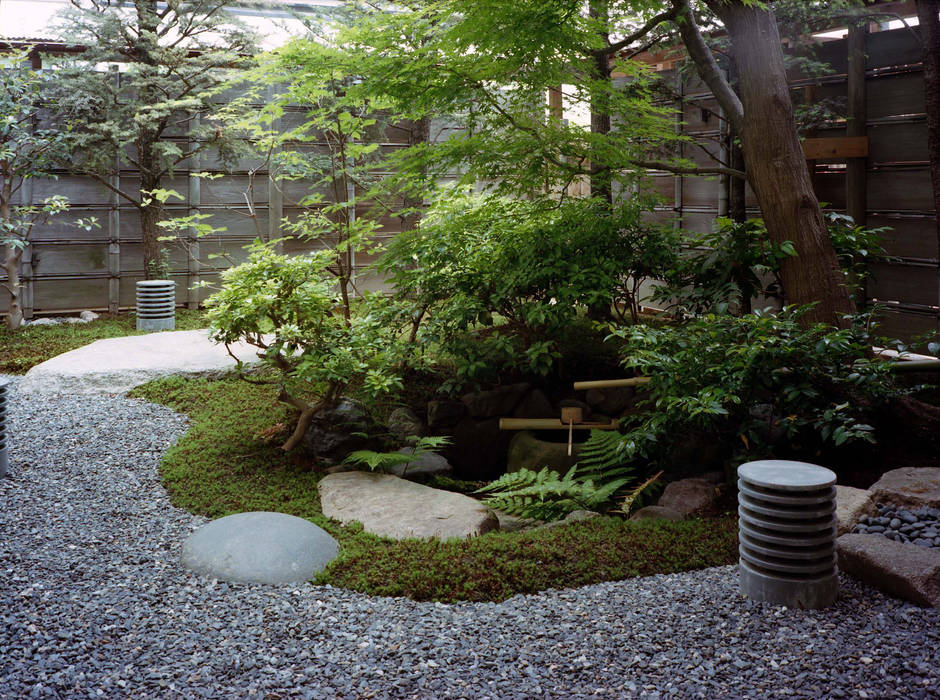 水の動きを楽しむ蹲の庭, Enatsu Garden Architect / 江夏庭苑事務所 Enatsu Garden Architect / 江夏庭苑事務所 Jardines de estilo asiático