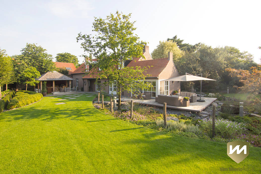 Landelijke achtertuin met stoer paviljoen, Van Mierlo Tuinen | Exclusieve Tuinontwerpen Van Mierlo Tuinen | Exclusieve Tuinontwerpen Landelijke tuinen Lucht,Plant,Gebouw,Eigendom,Boom,Wolk,huis,Natuurlijk landschap,land veel,vegetatie