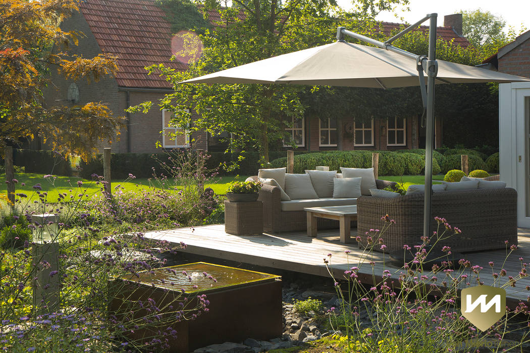 Landelijke achtertuin met stoer paviljoen, Van Mierlo Tuinen | Exclusieve Tuinontwerpen Van Mierlo Tuinen | Exclusieve Tuinontwerpen Country style garden