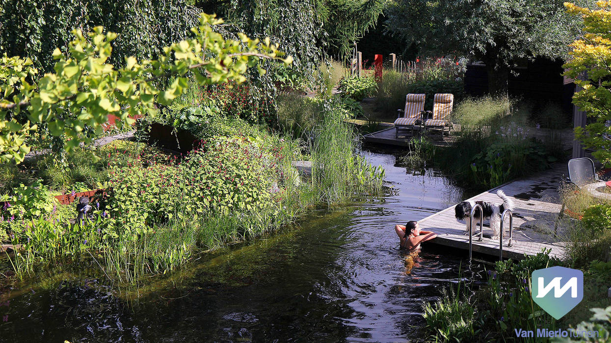 ​Natuurlijke zwemvijvertuin met buitenverblijf en sauna, Van Mierlo Tuinen | Exclusieve Tuinontwerpen Van Mierlo Tuinen | Exclusieve Tuinontwerpen Country style garden