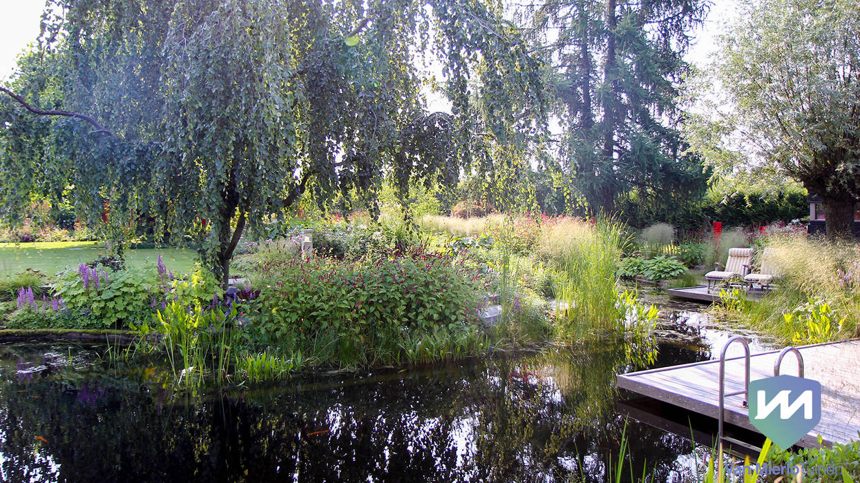 ​Natuurlijke zwemvijvertuin met buitenverblijf en sauna, Van Mierlo Tuinen | Exclusieve Tuinontwerpen Van Mierlo Tuinen | Exclusieve Tuinontwerpen Wiejski ogród