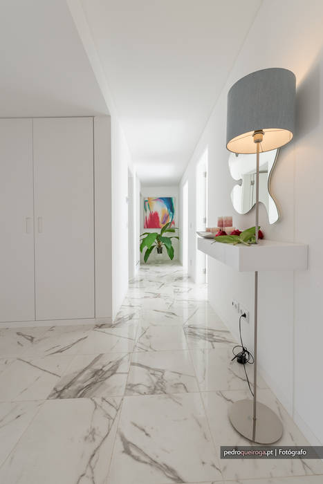 homify Modern Corridor, Hallway and Staircase