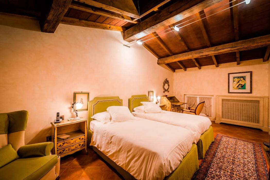 Torre dei Canonici, Angelo De Leo Photographer Angelo De Leo Photographer Classic style bedroom Beds & headboards