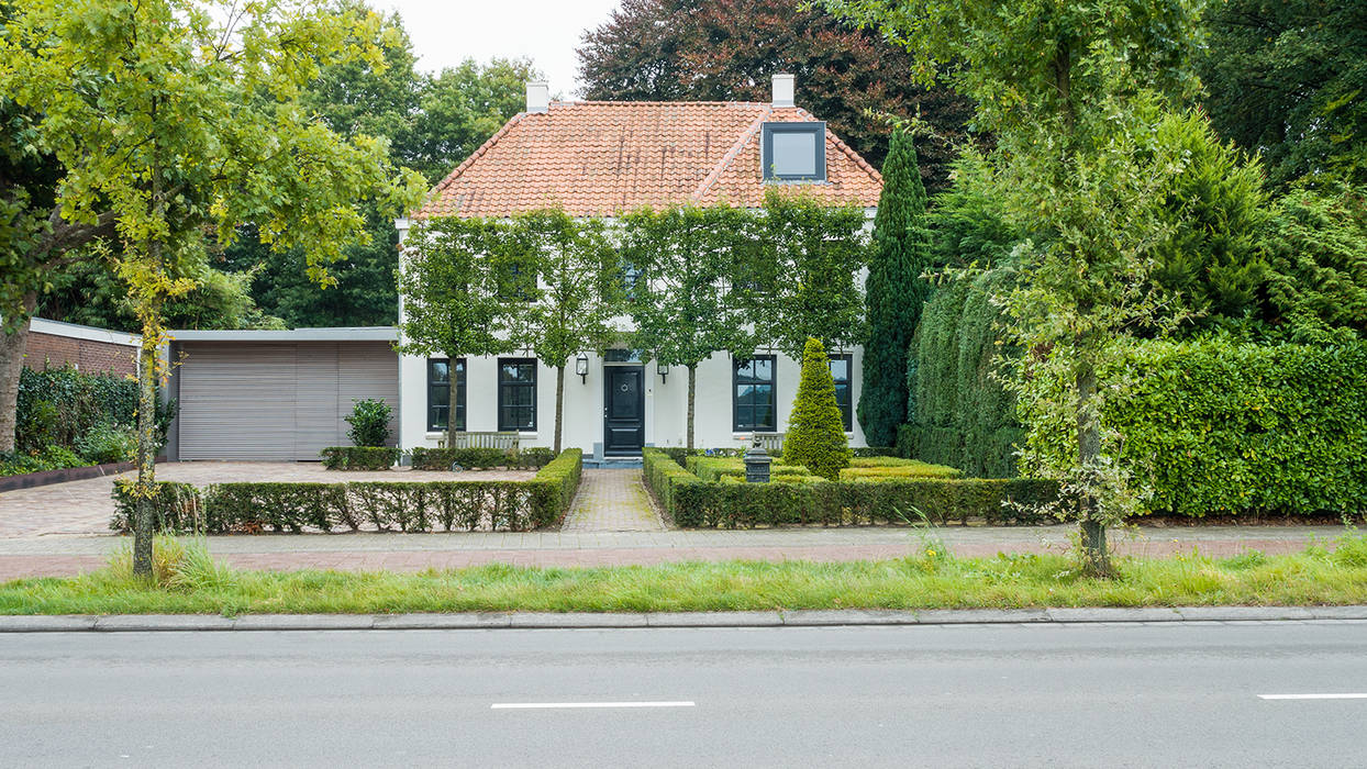 Verbouwing zolder tot luxe slaapkamer met open badkamer, studie en loggia met zicht op het bos, van Os Architecten van Os Architecten Moderne huizen