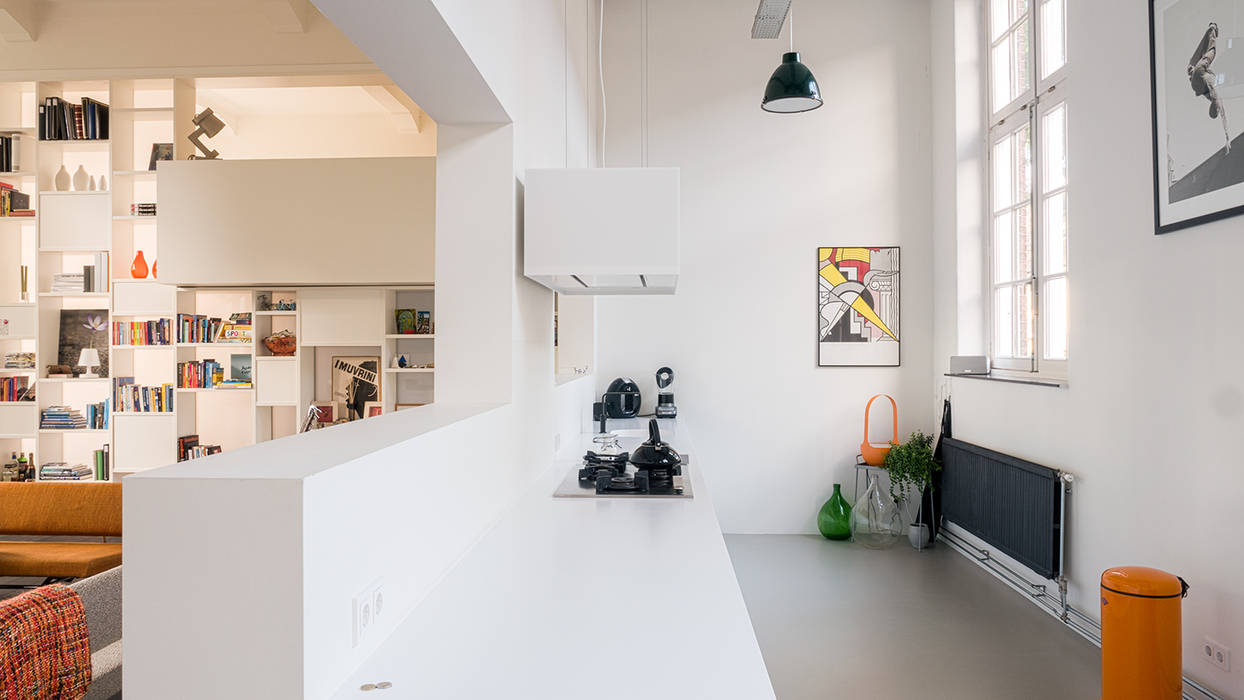 Interieur woning in school met XXL kast met taatsdeur, studie en nieuwe keuken, van Os Architecten van Os Architecten Moderne keukens