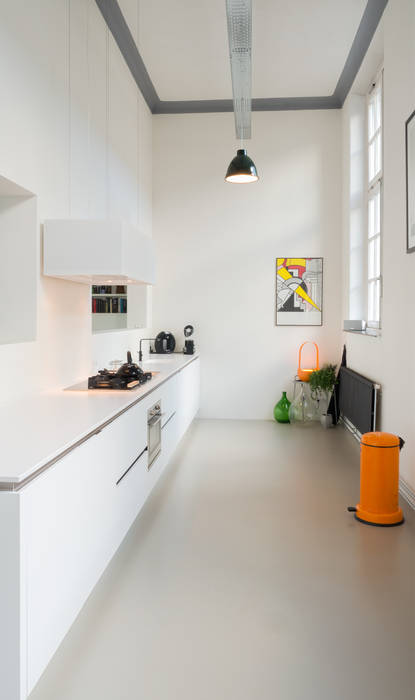 Interieur woning in school met XXL kast met taatsdeur, studie en nieuwe keuken, van Os Architecten van Os Architecten Moderne keukens Eigendom,Meubilair,kasten,Venster,Fotolijst,Interieur ontwerp,Vloeren,Oranje,Vloer,Grijs