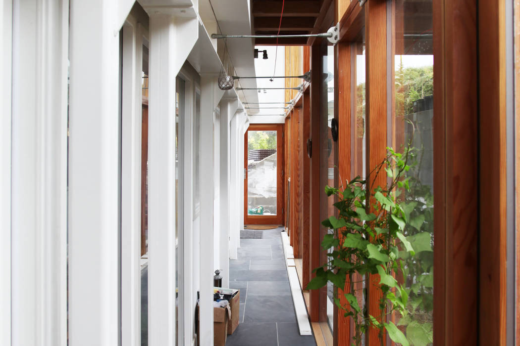 Porthcothan Responsive Home, Innes Architects Innes Architects Modern corridor, hallway & stairs