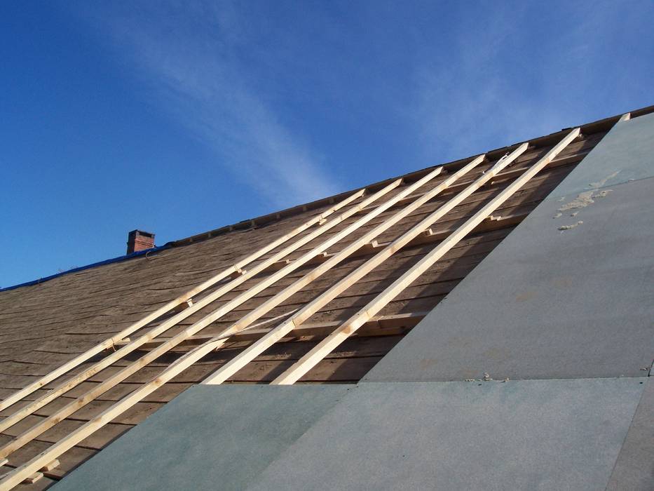 Reparación de tejado de pizarra en Segovia, Recasa, reformas y rehabilitaciones en Marbella Recasa, reformas y rehabilitaciones en Marbella Telhados de duas águas Ardósia