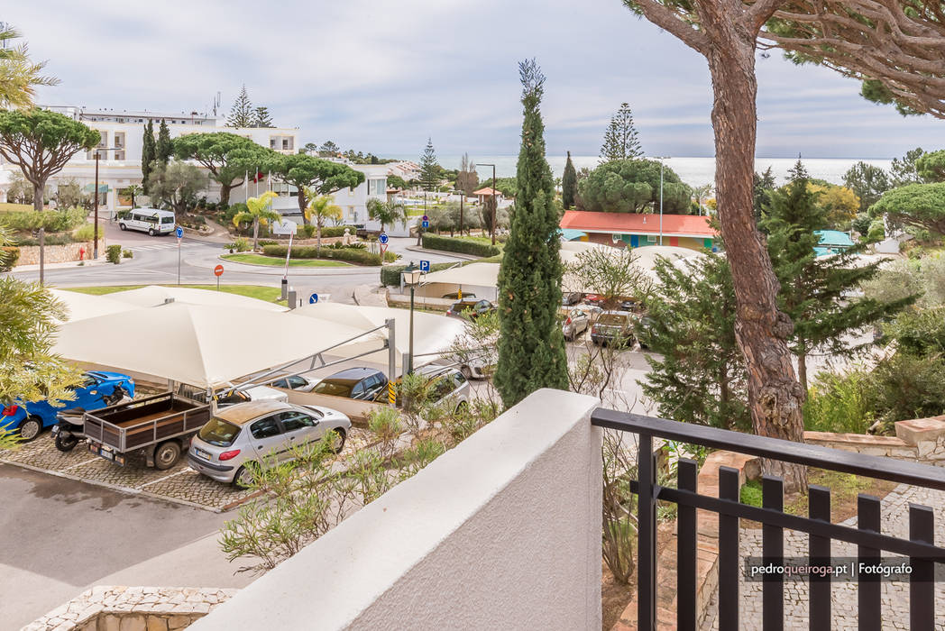 homify Balcones y terrazas clásicos