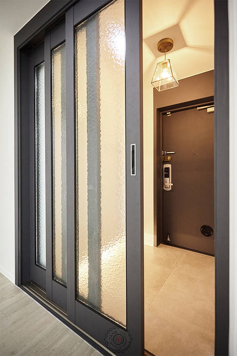 homify Couloir, entrée, escaliers minimalistes Aluminium/Zinc