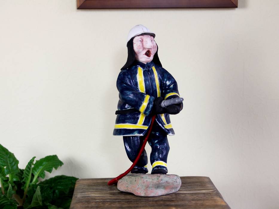 Skulptur "Feuerwehrmann", fair-art Steffen Karol fair-art Steffen Karol Soggiorno eclettico Ceramica Accessori & Decorazioni