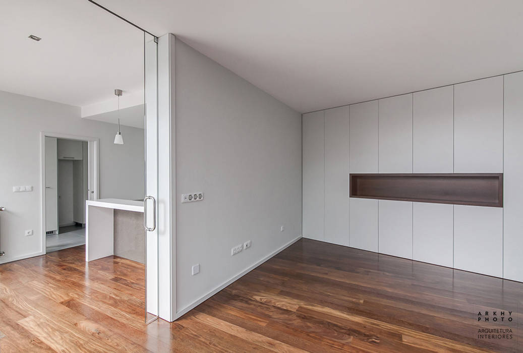 Casa JF02 - Ovar | Reabilitação de Moradia, ARKHY PHOTO ARKHY PHOTO ห้องโถงทางเดินและบันไดสมัยใหม่