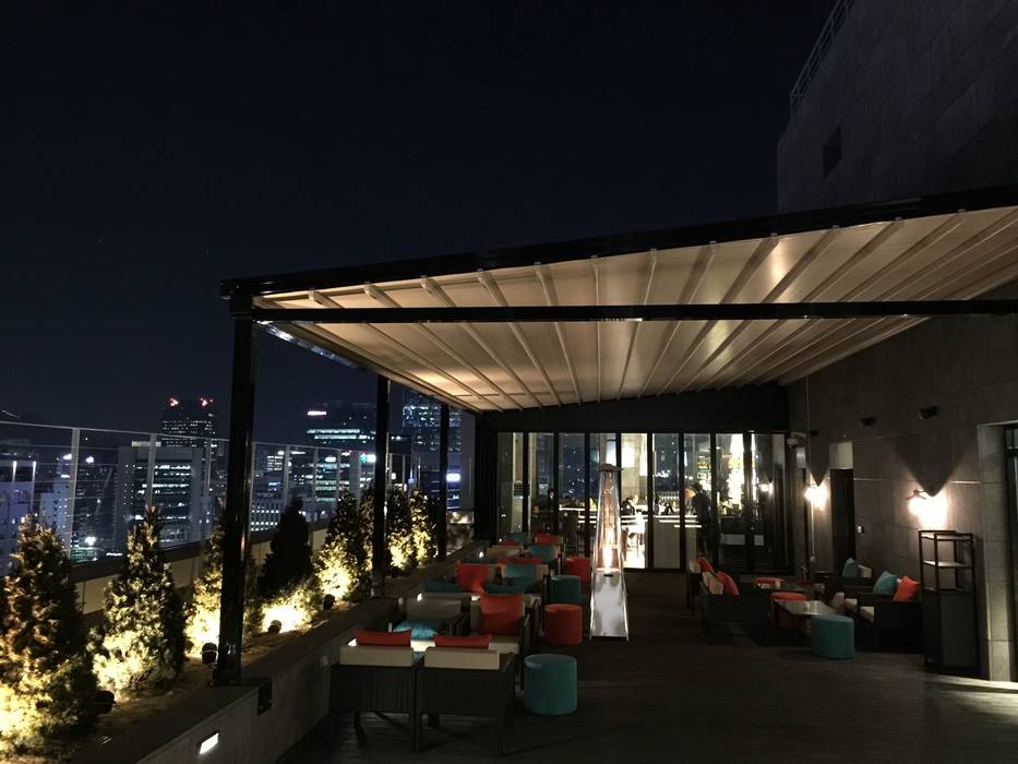 명동 롯데 호텔 21층 루프탑바 설치전경 ( lotte L 7 hotel 21st floor rooftop bar : novo skyawning), 실링하우스 ( ceilinghouse) 실링하우스 ( ceilinghouse) 모던스타일 발코니, 베란다 & 테라스 알루미늄 / 아연