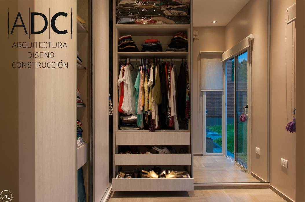 Equipamiento - Vivienda Unifamiliar - B° Las Americas - San Miguel de Tucuman, DIAZ GUERRA ESTUDIO DIAZ GUERRA ESTUDIO Modern dressing room Wardrobes & drawers