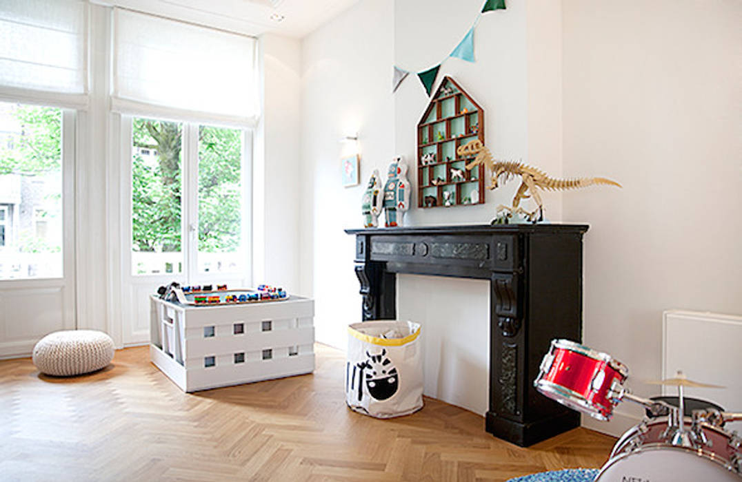 Een verdieping van een herenhuis, Interieur Design by Nicole & Fleur Interieur Design by Nicole & Fleur Dormitorios infantiles de estilo escandinavo