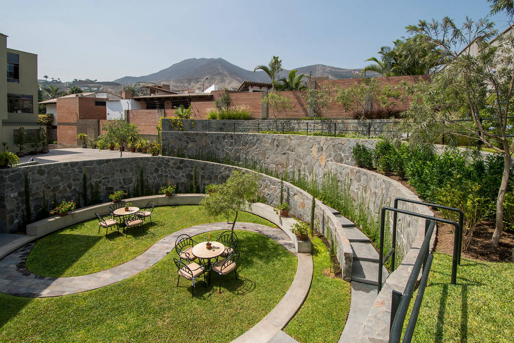 JARDIN COLISEO DE GALLOS, NIKOLAS BRICEÑO arquitecto NIKOLAS BRICEÑO arquitecto モダンな庭