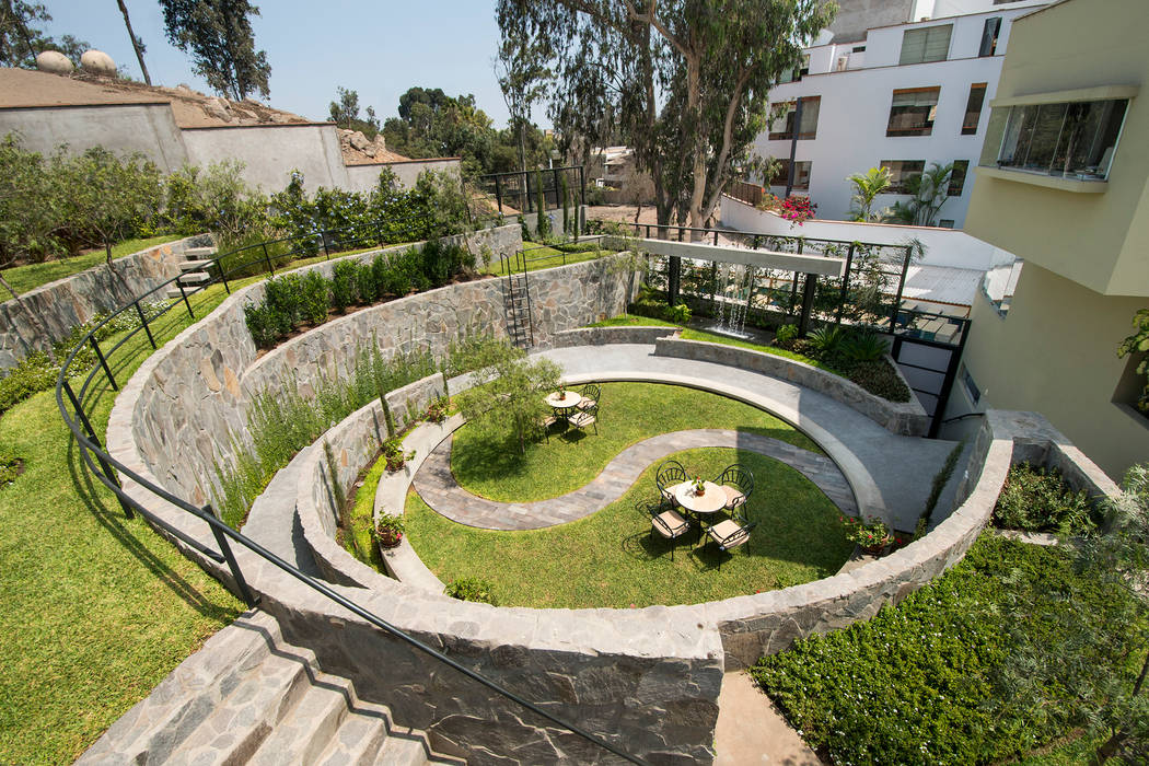 JARDIN COLISEO DE GALLOS, NIKOLAS BRICEÑO arquitecto NIKOLAS BRICEÑO arquitecto حديقة