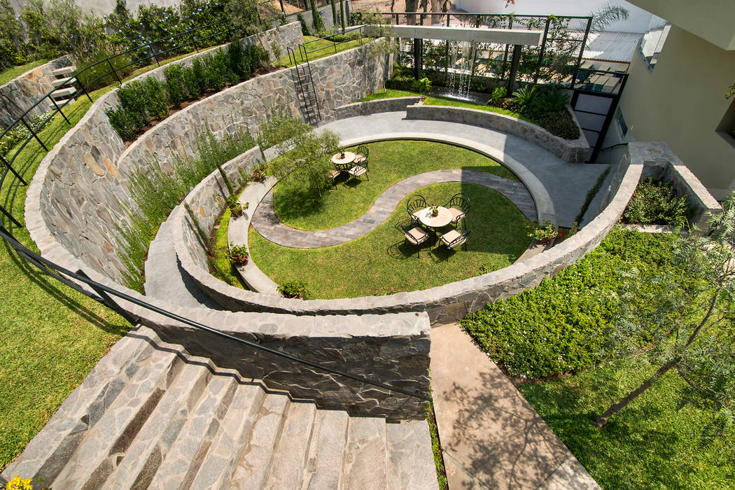 JARDIN COLISEO DE GALLOS, NIKOLAS BRICEÑO arquitecto NIKOLAS BRICEÑO arquitecto حديقة