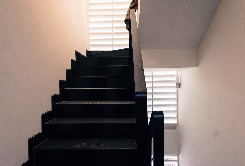 Staircase BETWEENLINES Modern Corridor, Hallway and Staircase