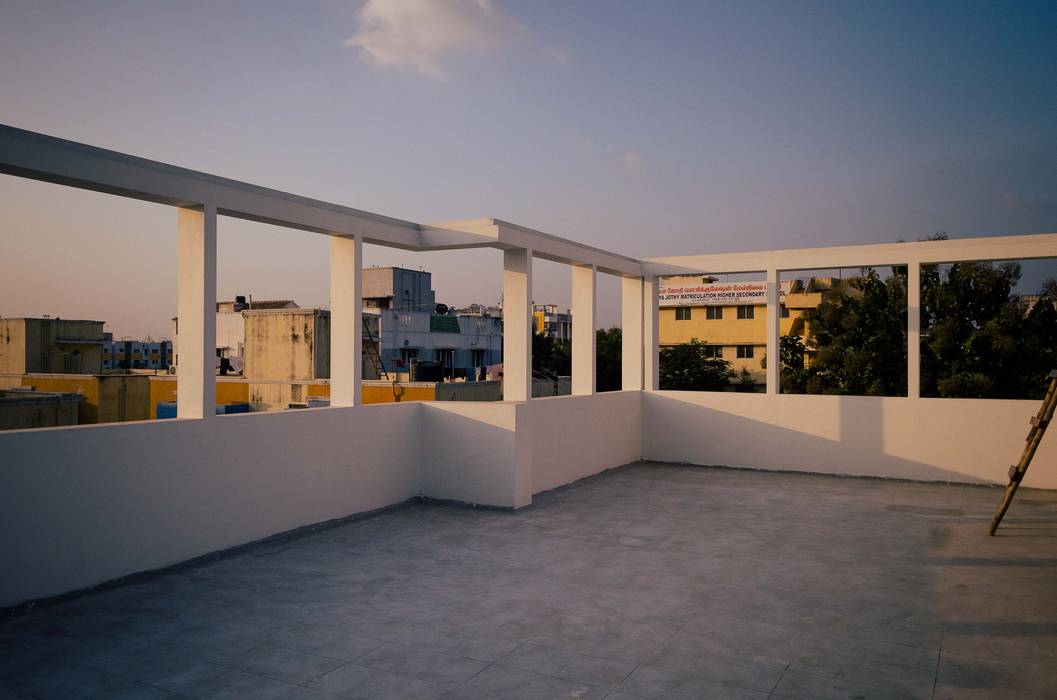 Lattice House, BETWEENLINES BETWEENLINES Moderner Balkon, Veranda & Terrasse