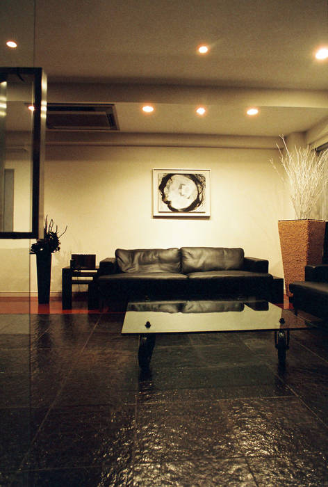 シンプルモダンなオフィス空間のある家, MACHIKO KOJIMA PRODUCE MACHIKO KOJIMA PRODUCE Modern living room