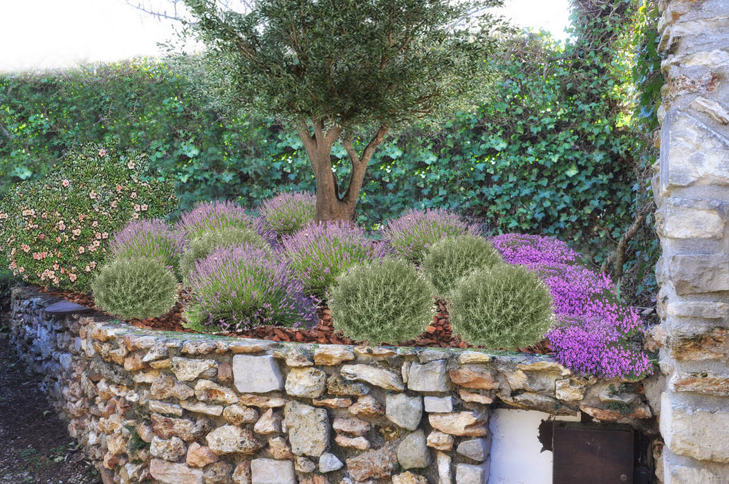 homify Mediterranean style garden Stone