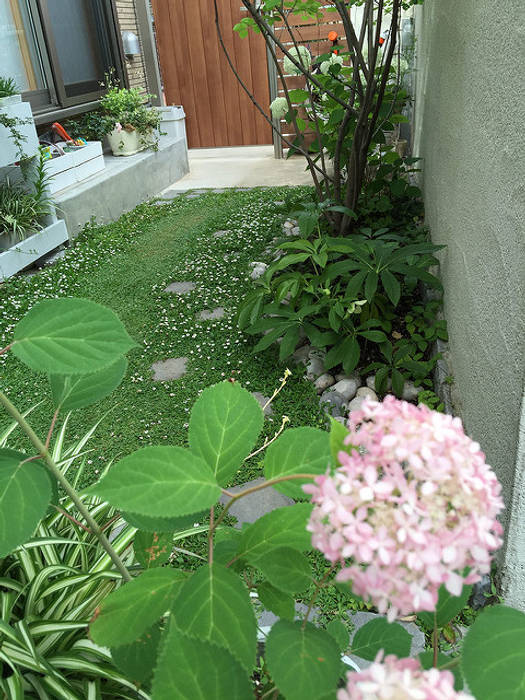 小さな宝箱のような庭 アトリエ心庭 庭植木 花 Homify 小さな宝箱のような庭 アトリエ心庭 庭植木 花 Homify