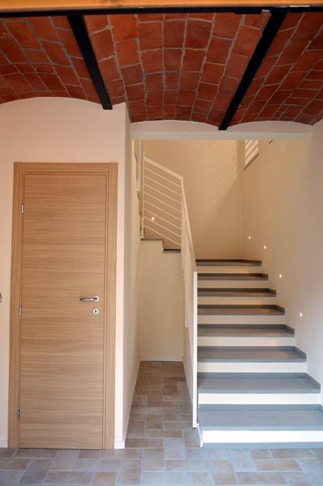 Casale rustico privato AC01, STUDIO ARCHIFIRENZE STUDIO ARCHIFIRENZE Rustic style corridor, hallway & stairs Iron/Steel