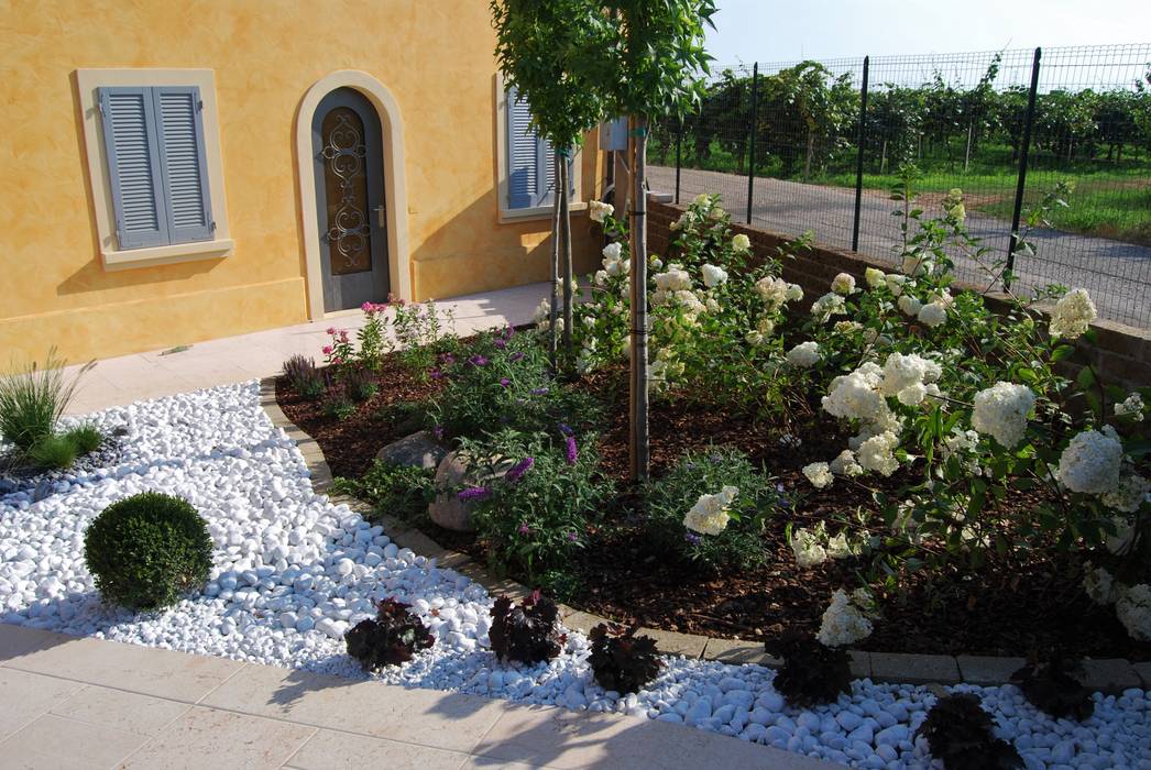 CORTE DEL PAGGIO, Lugo - Architettura del Paesaggio e Progettazione Giardini Lugo - Architettura del Paesaggio e Progettazione Giardini Giardino moderno Fiore,Pianta,Proprietà,Edificio,Botanica,Finestra,Albero,Erba,Arbusto,Groundcover