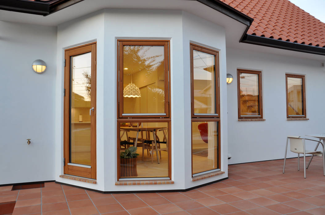 デンマークの家並みを彷彿させる 本格北欧住宅, 株式会社 ヨゴホームズ 株式会社 ヨゴホームズ Scandinavian style windows & doors