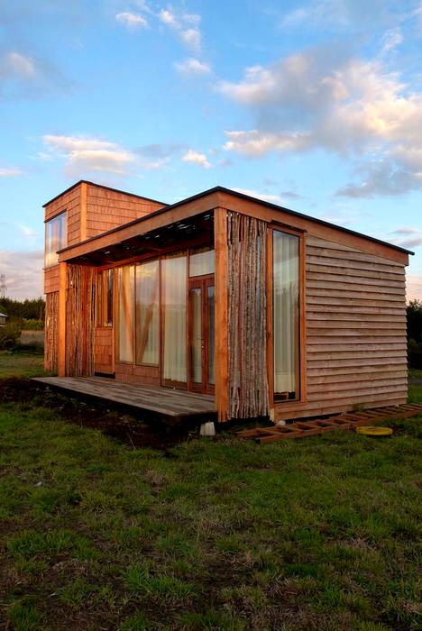 Frente de la Casa homify Casas modernas: Ideas, diseños y decoración Madera Acabado en madera