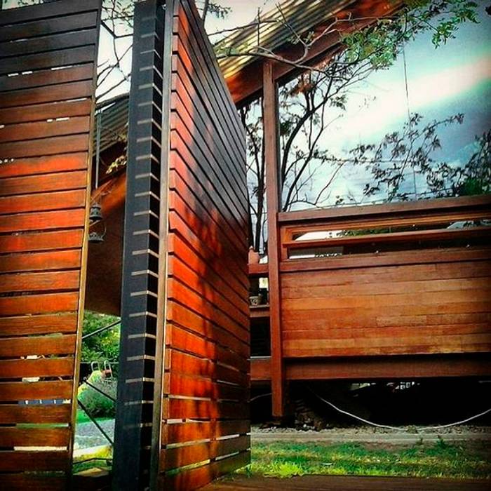 Casa de madera en VILLA ELISA - La Plata, juan olea arquitecto juan olea arquitecto Balcones y terrazas de estilo rústico