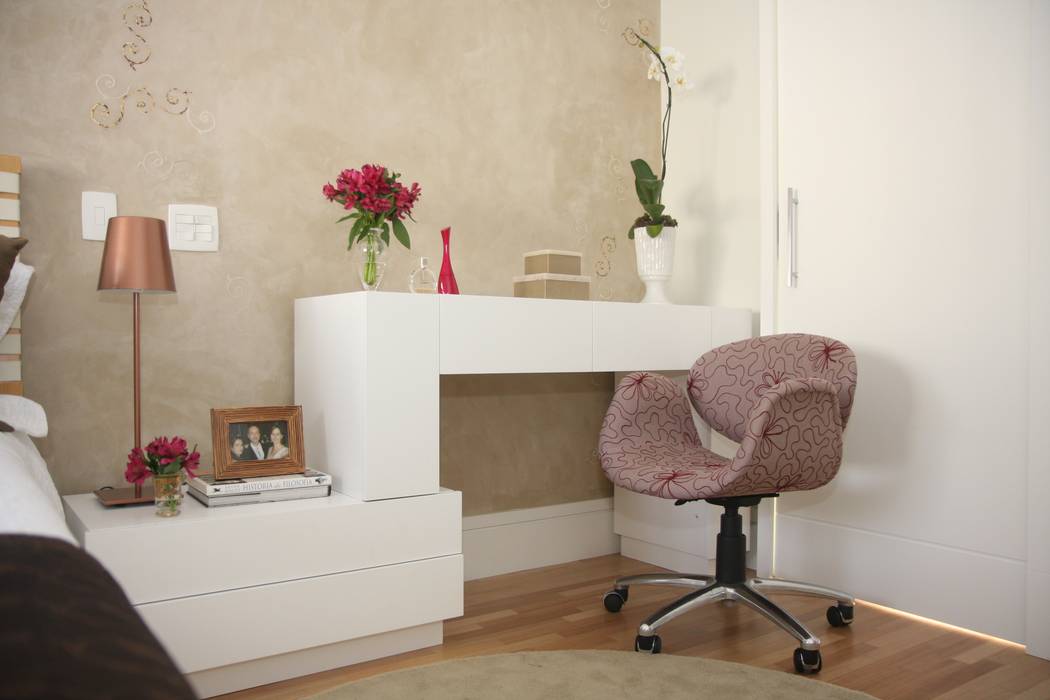 ​Penteadeira e apoio para escritório em quarto de casal Liliana Zenaro Interiores Quartos modernos MDF