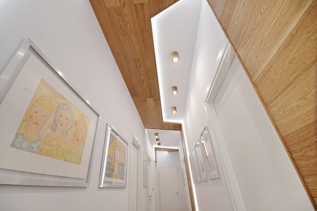 homify Modern Corridor, Hallway and Staircase Wood Wood effect