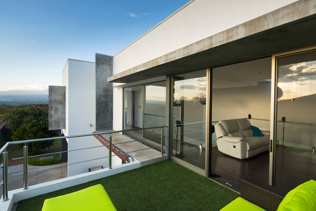Casa S-S - Poás, J-M arquitectura J-M arquitectura Modern balcony, veranda & terrace