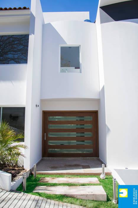 el ingreso principal Excelencia en Diseño Casas minimalistas Madera Acabado en madera ingreso