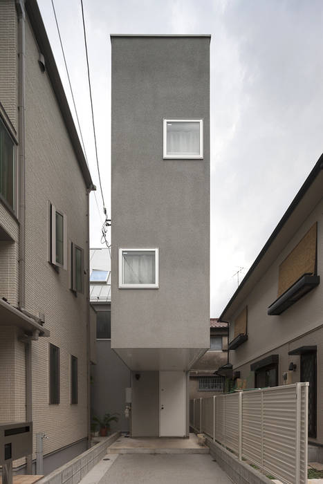 密集した住宅地のなかの別世界 早稲田の家 House in waseda, 平野崇建築設計事務所 TAKASHI HIRANO ARCHITECTS 平野崇建築設計事務所 TAKASHI HIRANO ARCHITECTS モダンな 家 空,昼間,建物,窓,木,フィクスチャ,アーバンデザイン,雲,グレー,近所