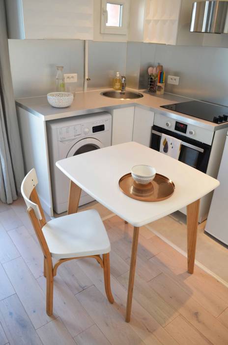 2 pièces - 20m2 - Paris 14e, Sandrine Carré Sandrine Carré Salle à manger scandinave cuisine,kitchenette,alu,brossé,table de repas,chaise,pied compas,retro,vintage,scandinave,blanc,chene,Tables