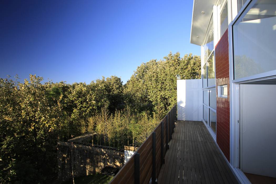 Casa Azpeytia, Echauri Morales Arquitectos Echauri Morales Arquitectos Balcone, Veranda & Terrazza in stile minimalista Legno Effetto legno