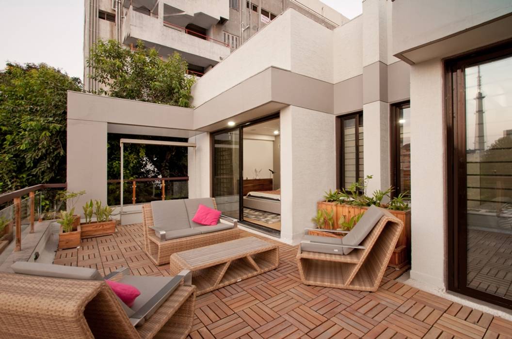 Ahaan Villa - Ahmedabad, OPENIDEAS OPENIDEAS Modern balcony, veranda & terrace Plant,Property,Furniture,Building,Couch,Table,Interior design,Houseplant,Wood,Flooring