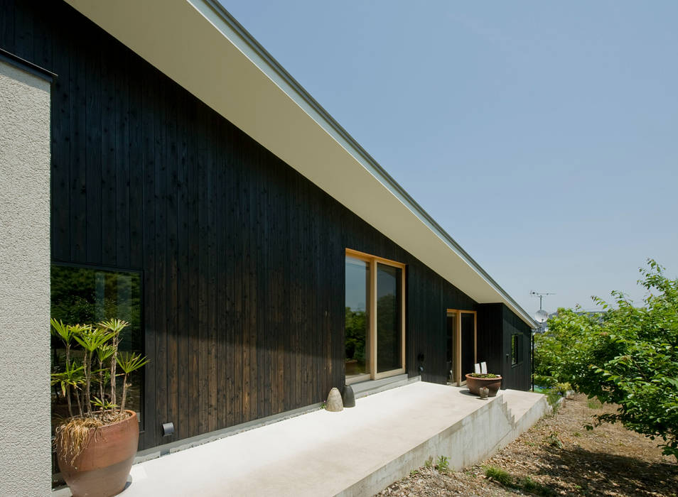 傾斜地の平屋, LIC・山本建築設計事務所 LIC・山本建築設計事務所 Modern houses Wood Wood effect