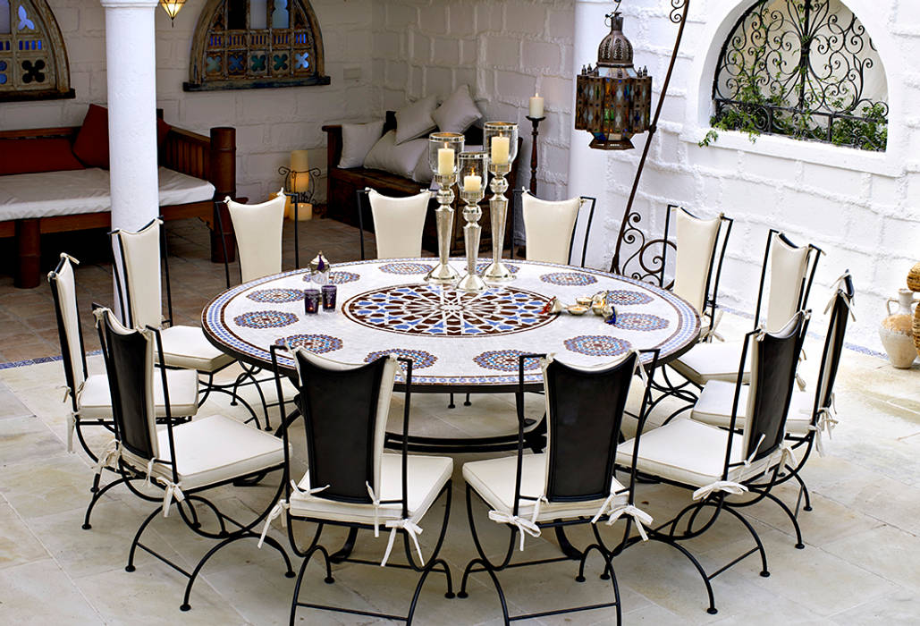 Mosaic and wrought iron table for 12 guests homify Столовая комната в средиземноморском стиле Железо / Сталь Столы