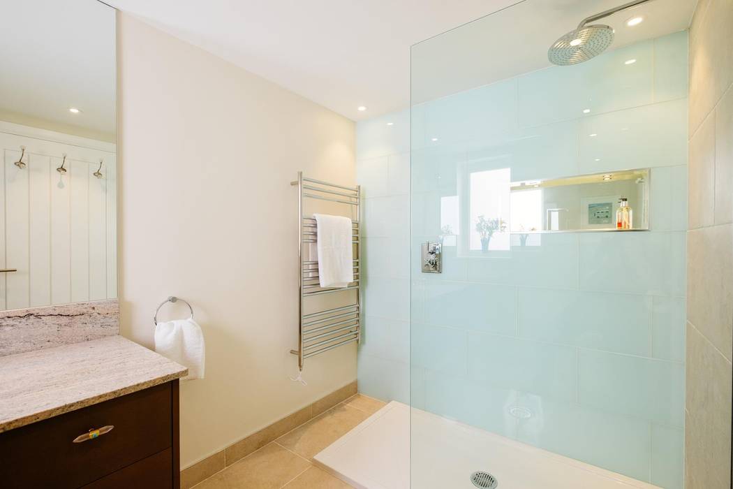 En-Suite Perfect Stays 現代浴室設計點子、靈感&圖片