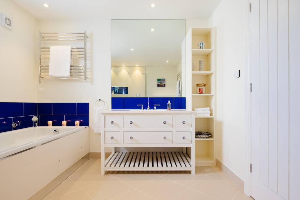 Family Bathroom Perfect Stays Baños de estilo moderno