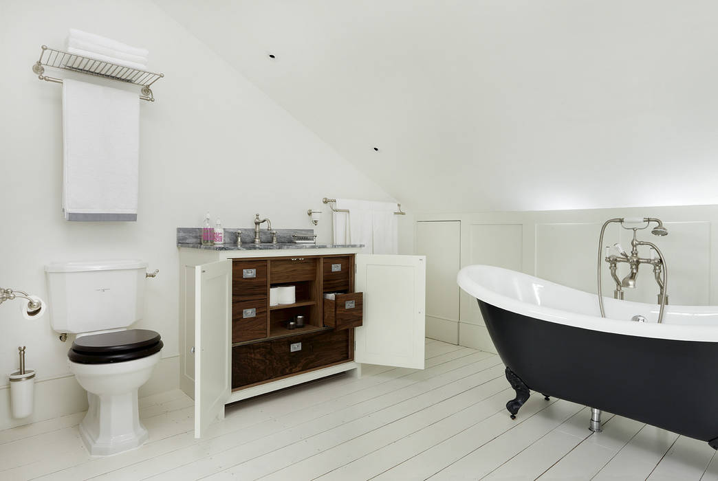 BATHROOMS: TRADITIONAL-STYLE BATHROOM Cue & Co of London Baños de estilo clásico