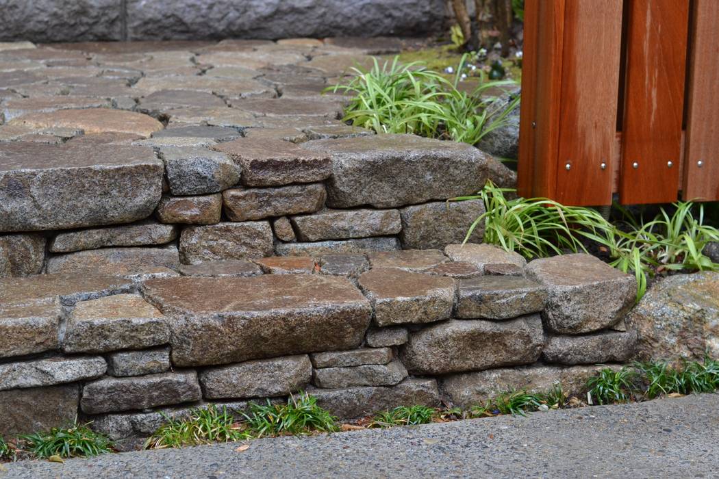 石積みのある庭 株式会社ツガワランドスケープ オリジナルスタイルの 玄関 廊下 階段 石 Homify