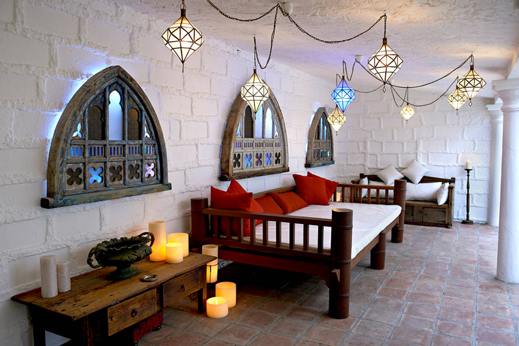 Moroccan lighting at the outdoor living room homify Mediterranean style balcony, veranda & terrace Iron/Steel Lighting