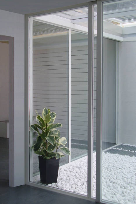 Veduta del patio dallinterno della casa: giardino dinverno in ... Giardino interno casa