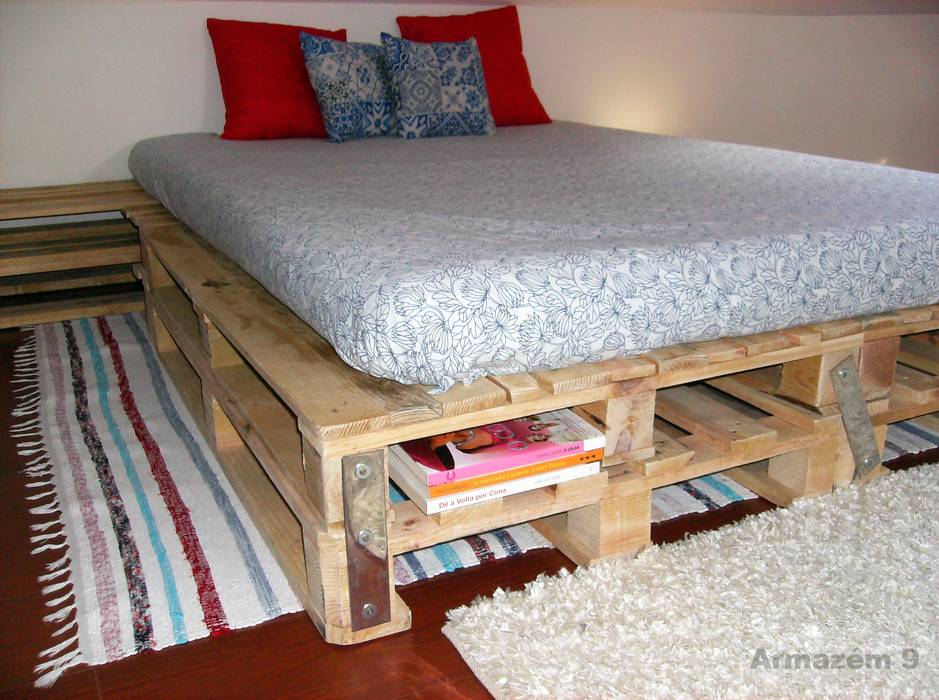 Cama de paletes em cor natural!, Armazém 9 Armazém 9 Phòng ngủ phong cách mộc mạc Than củi Multicolored Beds & headboards