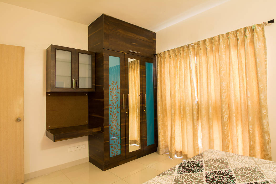 A residence for Mr.Nitin Warrier at Blue Ridge ,Hinjewadi ,Pune, Navmiti Designs Navmiti Designs Спальня Шафи і шафи